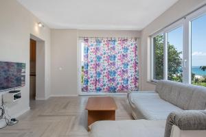 多布罗波尔贾纳Aparthotel Vila Danica的带沙发和大窗户的客厅