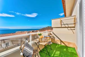 圣地亚哥港Black Beach Luxury Vacation House的阳台配有椅子,享有海景。