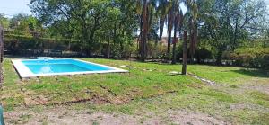 圣洛伦索La Viajera的庭院中间的游泳池