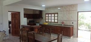 圣洛伦索La Viajera的厨房配有木制橱柜和桌椅