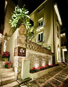 陶尔米纳Villa D'Orville luxury suites Taormina的花朵边的建筑