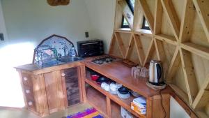 达卡卫多模博斯克乡村民宿的一个带木制橱柜和水槽的厨房