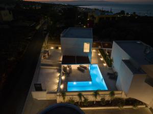 卡拉塔斯Xenias Luxury Villas的享有带游泳池的房屋的空中景致