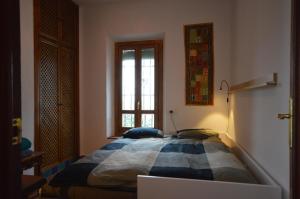 格拉纳达卡门德拉斯坎帕纳斯度假屋的一间带床的卧室,位于带窗户的房间内