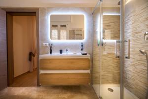 博洛尼亚D'AZEGLIO 62 LUXURY ROOMS的一间带水槽和淋浴的浴室