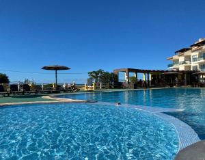 萨尔雷Seaview Luxury Penthouse Mare的度假村内的大型蓝色海水游泳池
