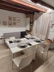 威尼斯CA' SEBASTIANO的一间配备有白色桌椅的用餐室