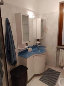 科利科Casa Lory的浴室设有蓝色水槽和镜子