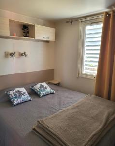 卢米奥Piana的一间卧室配有一张带两个枕头的床