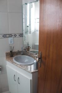 里约达欧特拉斯Apartamento Rio das Ostras, Extensão do Bosque的一间带水槽和镜子的浴室