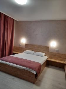 米尔哥罗德PerfectHotel的一间卧室配有一张大床和两个枕头