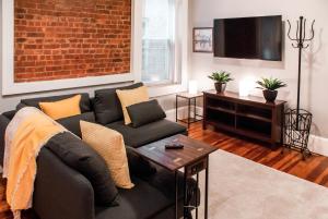 纽黑文Gorgeous 1BR Wooster Sq. apt. - wshr/dryr, parking的带沙发和电视的客厅