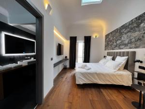 巴勒莫Gioiamia - Luxury Rooms in Cattedrale的一间卧室配有床、水槽和镜子