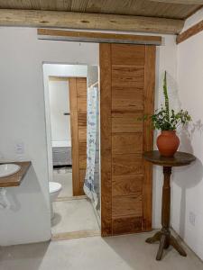 卡拉伊瓦Casinha do Rio的一间带卫生间和水槽的浴室