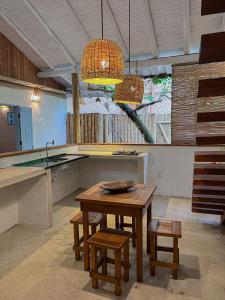 卡拉伊瓦Casinha do Rio的厨房配有桌椅和水槽。