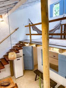 卡拉伊瓦Casinha do Rio的阁楼间设有2张双层床。