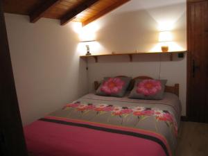 孔布卢Les Mules的一间卧室,床上放着鲜花