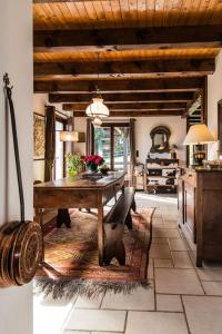 孔布卢Les Mules的一间带木桌的厨房和一间餐厅