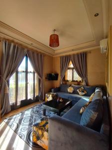泰赫瑙特ApartHotel Nzaha的客厅配有沙发和桌子