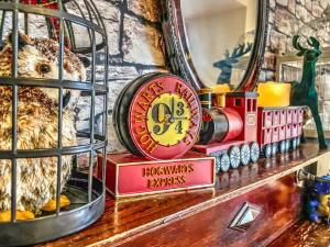沃特福德Hagrid's Hut的坐在镜子旁的架子上的玩具火车