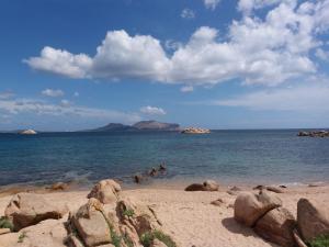 萨萨里I Due Ciuchini Sardinia的一片拥有岩石的海滩和一片拥有山脉的海洋