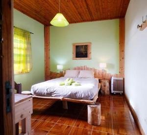 Lajes das FloresA Barraka: your cozy house in Flores!的一间卧室,卧室内配有一张大床