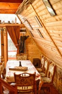 CărbuneştiCatunu’ lui Emil的小屋内带桌椅的用餐室