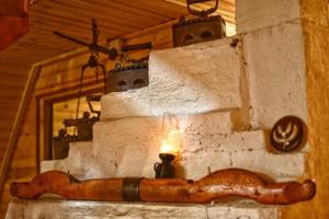 CărbuneştiCatunu’ lui Emil的石墙上的香肠,带蜡烛