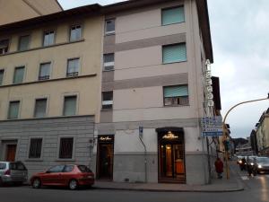 佛罗伦萨阿尔伯格索尼亚酒店的停在大楼前的红色汽车