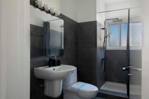 尼科西亚Urban Condo 43 - 1 Bdr的一间带水槽、卫生间和淋浴的浴室