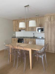 潘蒂科萨Apartamento Casa Francho的厨房配有木桌和椅子