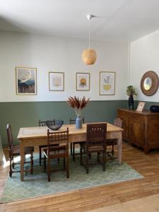 Maison chaleureuse avec piscine的一间带木桌和椅子的用餐室
