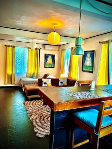 托尔图格罗BUDDA HOME的客厅配有桌子和沙发
