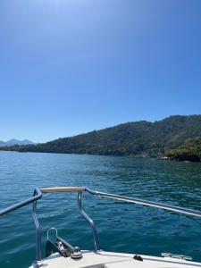 安格拉杜斯雷斯Passeios de lancha em Angra dos Reis的水体上的船