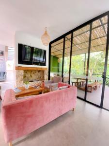 锡卡西亚Casa Hotel Bremen的客厅配有粉红色的沙发和桌子