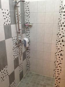 ValpovoDraft ROOM的带淋浴的浴室,铺有瓷砖地板。
