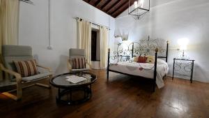 La Tierra del TrigoCASA TIO MANUEL的卧室配有1张床、1张桌子和1把椅子