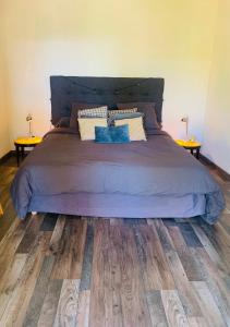 阿泽尔La Romély的一间卧室配有一张铺有木地板的床。