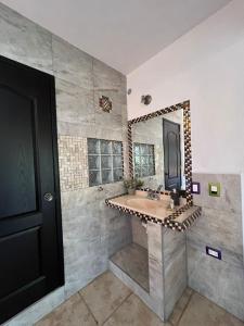 阿特利斯科Casa Lomas Grangelo的一间带水槽和镜子的浴室