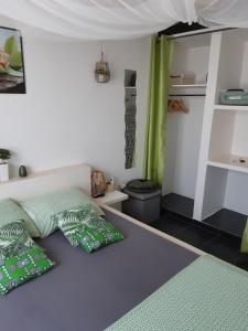 PoponguineAfrican Jaja villa Piscine-Climatisation的一间卧室配有一张带两个枕头的床
