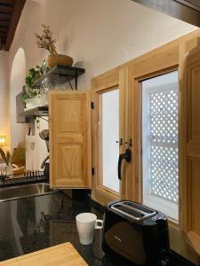 赫雷斯-德拉弗龙特拉Loft Xera - parking privado的厨房配有木制橱柜和黑色用具