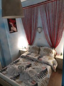 PlakaFrasta's Rose的一间卧室配有红色窗帘的床