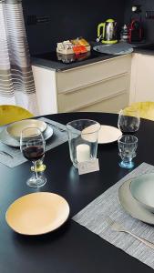 热那亚Le Chicche del Porto - Allure的一张桌子上放有盘子和酒杯