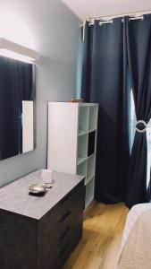 热那亚Le Chicche del Porto - Allure的一间房间,房间内设有梳妆台和镜子
