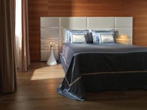 阿格罗波利La Frescura del Principe Dimora di Charme的一间卧室配有带蓝色枕头的黑色床