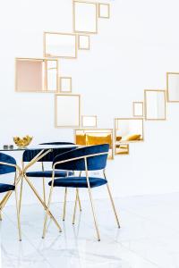 图尔达Thome Exclusive Cuvee Turda的一间配备有蓝色椅子和桌子的用餐室