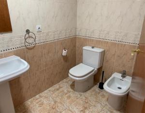 罗列特海岸Apartamentos OlaMar的一间带卫生间和水槽的浴室