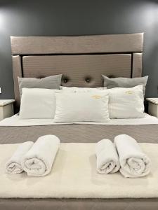 卡拉马孔Anagenessis Resort的卧室配有2条毛巾。