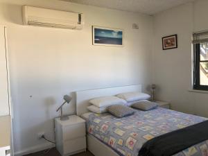 Somerton ParkThe Somerton Beach Retreat的卧室配有一张床和空调