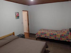 伊瓜苏港Departamento Florida的一间设有两张床的客房,墙上配有床罩